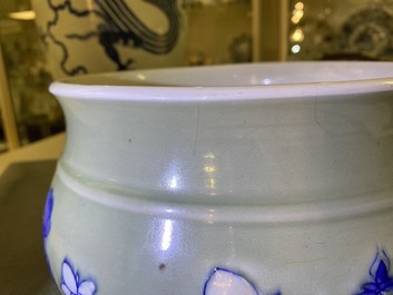 Un br&ucirc;le-parfum en porcelaine de Chine en bleu et blanc sur fond c&eacute;ladon, Kangxi
